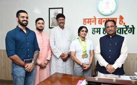 मुख्यमंत्री से एशियन अफ्रीकन पैसिफिक पावरलिफ्टिंग चैंपियनशिप की स्वर्ण पदक विजेता सुश्री नमी राय पारेख ने की मुलाकात