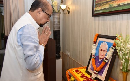  राज्यपाल श्री डेका ने पूर्व प्रधानमंत्री श्री बाजपेयी की पुण्यतिथि पर दी श्रद्धांजलि
