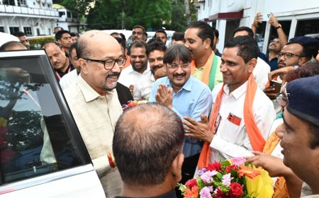 राज्यपाल श्री रमेन डेका का रायगढ़ सर्किट हाउस पहुंचने पर किया गया भव्य स्वागत