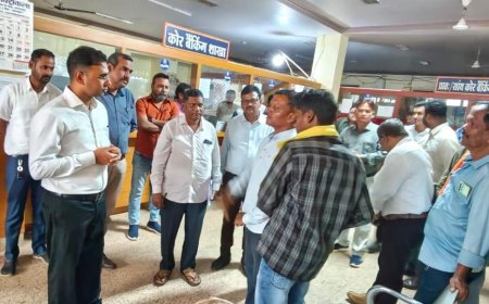 सहकारिता आयुक्त श्री कुलदीप शर्मा ने जिला सहकारी केंद्रीय बैंक जगदलपुर का किया औचक निरीक्षण