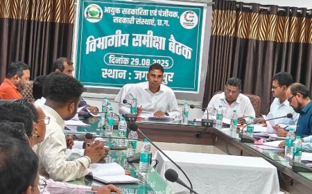 आयुक्त सहकारिता श्री कुलदीप शर्मा ने जिला सहकारी केन्द्रीय बैंक का किया निरीक्षण