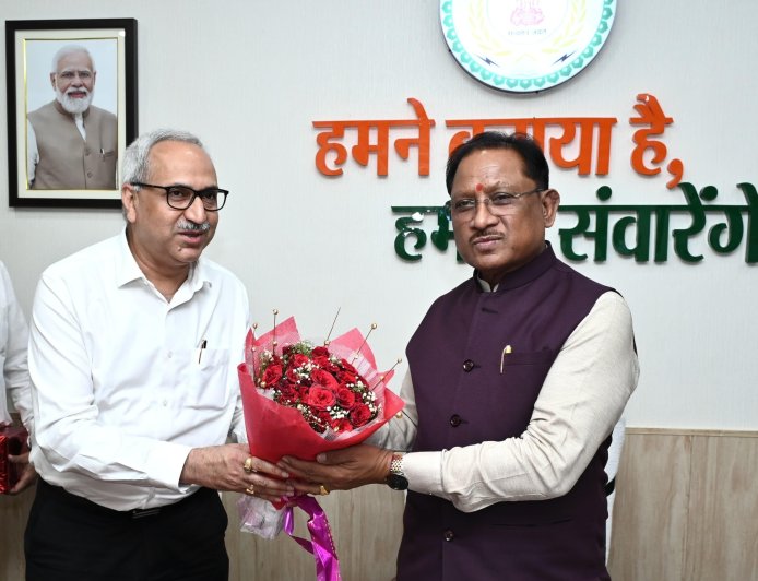 मुख्यमंत्री श्री विष्णु देव साय से भिलाई स्टील प्लांट के नवनियुक्त निदेशक श्री चित्त रंजन महापात्र ने की सौजन्य मुलाकात