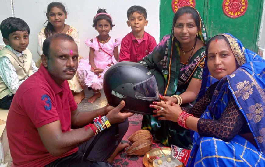 रायपुर : दो बहनों ने भाई को दिया सुरक्षा का अनोखा तोहफ़ा : राखी के साथ पहनाया हेलमे