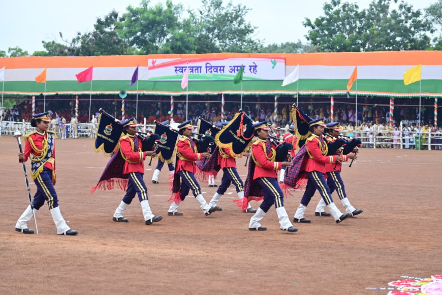 स्वतंत्रता दिवस समारोह: मुख्यमंत्री श्री साय ने पुलिस परेड ग्राउंड पर किया ध्वजारोहण, परेड की ली सलामी 