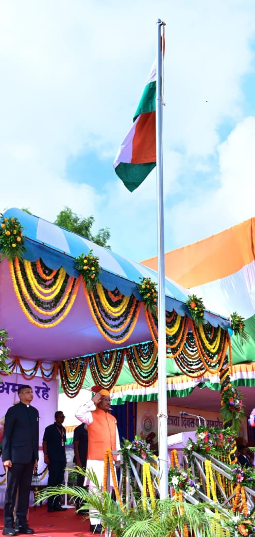 स्वतंत्रता दिवस समारोह: मुख्यमंत्री श्री साय ने पुलिस परेड ग्राउंड पर किया ध्वजारोहण, परेड की ली सलामी 