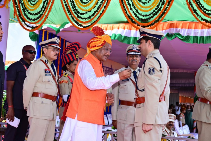 स्वतंत्रता दिवस समारोह: मुख्यमंत्री ने 35 पुलिस अधिकारियों एवं जवानों को पुलिस पदकों से किया सम्मानित