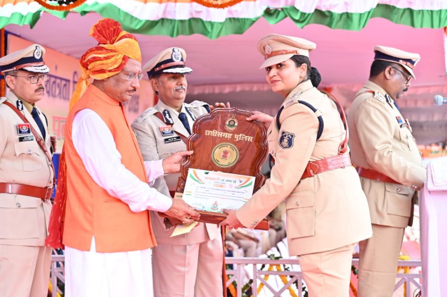 स्वतंत्रता दिवस समारोह: मुख्यमंत्री ने 35 पुलिस अधिकारियों एवं जवानों को पुलिस पदकों से किया सम्मानित