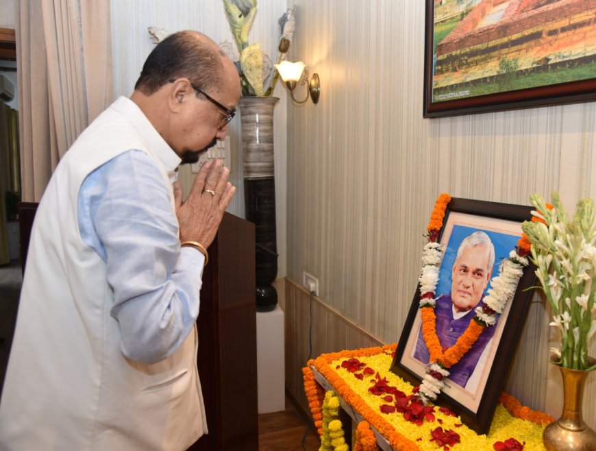  राज्यपाल श्री डेका ने पूर्व प्रधानमंत्री श्री बाजपेयी की पुण्यतिथि पर दी श्रद्धांजलि