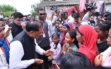 Raipur : CM Sai Visits Flood-Hit Bastar, Directs Officials to Speed Up Relief and Rehabilitation Works
