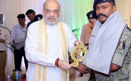 रायपुर : केन्द्रीय गृह एवं सहकारिता मंत्री श्री अमित शाह ने कर्रेगुट्टालु पहाड़ी पर ‘ऑपरेशन ब्लैक फॉरेस्ट’ को सफलतापूर्वक अंजाम देने वाले सीआरपीएफ, छत्तीसगढ़ पुलिस, डीआरजीऔर कोबरा के जवानों से भेंट की और उन्हें सम्मानित किया