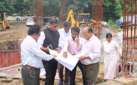 निर्माणाधीन कंपोजिट बिल्डिंग और जिला अस्पताल का कलेक्टर ने निरीक्षण किया: समय सीमा में पूर्ण करने के निर्देश दिए