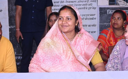 महिला एवं बाल विकास मंत्री श्रीमती राजवाड़े संबलपुर में करमा तिहार उत्सव में शामिल हुईं