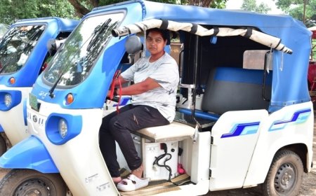 ई-रिक्शा चलाकर यात्रियों को मंजिल तक पहुंचा रही सरस्वती