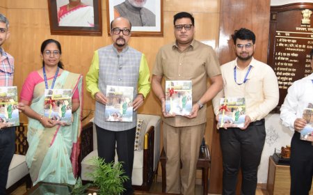 राज्यपाल श्री डेका ने पासपोर्ट कार्यालय की राजभाषा पत्रिका महतारी का विमोचन किया