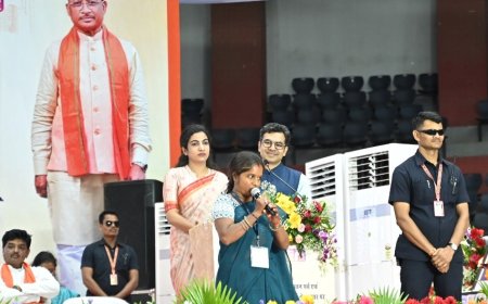 मुख्यमंत्री ने किया दीदी ई-रिक्शा चालक भुनेश्वरी साहू एवं मुख्यमंत्री नोनी बाबू मेधावी शिक्षा सहायता योजना के हितग्राही मनोज साहू से किया संवाद  