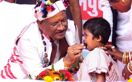 मुख्यमंत्री श्री विष्णुदेव साय का आत्मीय और वात्सल्यपूर्ण व्यवहार : नन्ही बच्ची भूमिका बघेल को दुलारते हुए खिलाया महुआ लड्डू