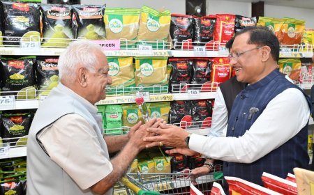 मुख्यमंत्री अचानक पहुंचे मार्ट,ग्राहकों से की मुलाकात,ग्राहक बोले जीएसटी रिफॉर्म्स, बचत क्रांति