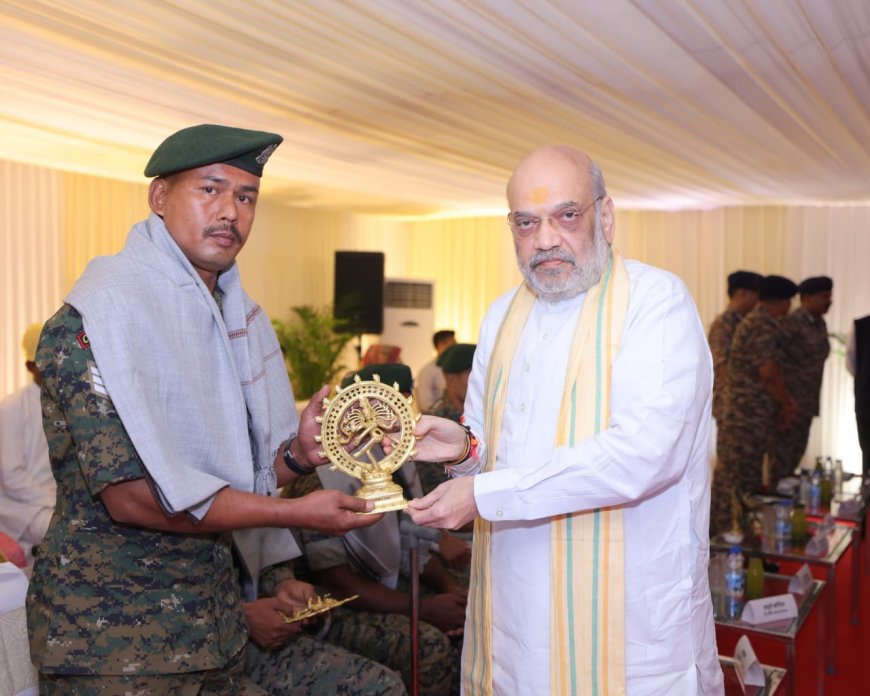 रायपुर : केन्द्रीय गृह एवं सहकारिता मंत्री श्री अमित शाह ने कर्रेगुट्टालु पहाड़ी पर ‘ऑपरेशन ब्लैक फॉरेस्ट’ को सफलतापूर्वक अंजाम देने वाले सीआरपीएफ, छत्तीसगढ़ पुलिस, डीआरजीऔर कोबरा के जवानों से भेंट की और उन्हें सम्मानित किया