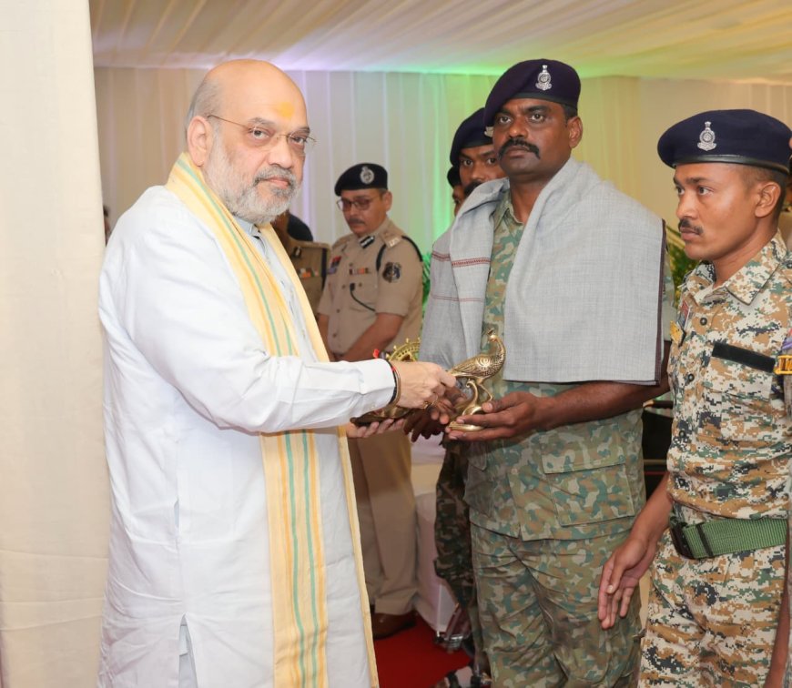 रायपुर : केन्द्रीय गृह एवं सहकारिता मंत्री श्री अमित शाह ने कर्रेगुट्टालु पहाड़ी पर ‘ऑपरेशन ब्लैक फॉरेस्ट’ को सफलतापूर्वक अंजाम देने वाले सीआरपीएफ, छत्तीसगढ़ पुलिस, डीआरजीऔर कोबरा के जवानों से भेंट की और उन्हें सम्मानित किया