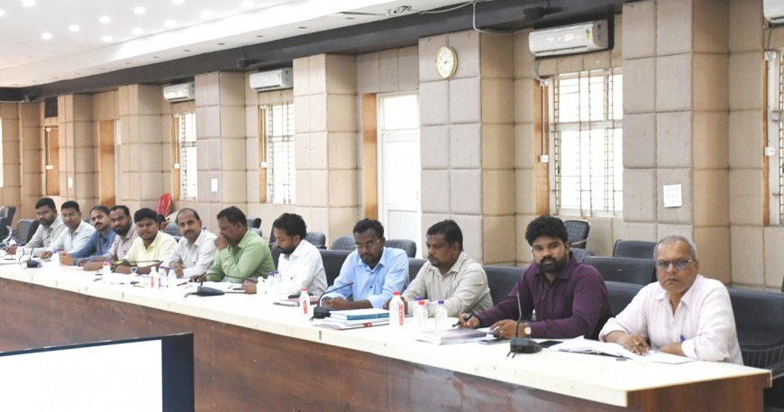 बलरामपुर : राजस्व अधिकारियों की समीक्षा बैठक संपन्न