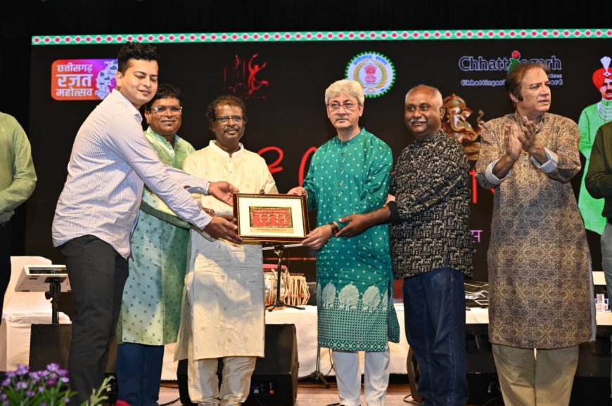 चक्रधर समारोह 2025: काव्य संध्या में गूंजा हास्य, वीर रस और व्यंग्य का संगम