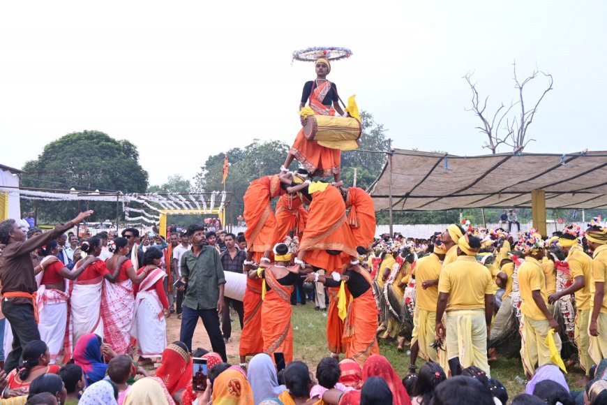 महिला एवं बाल विकास मंत्री श्रीमती राजवाड़े संबलपुर में करमा तिहार उत्सव में शामिल हुईं