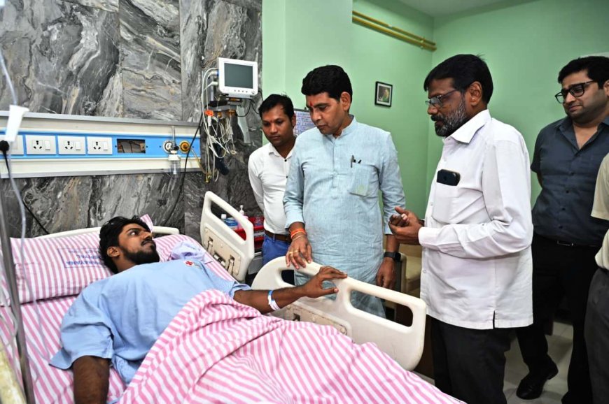 मंत्री श्री टंक राम वर्मा ने अस्पताल पहुँचकर मरीज का जाना हालचाल