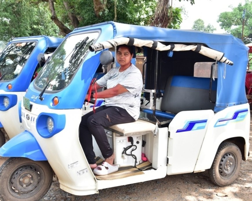 ई-रिक्शा चलाकर यात्रियों को मंजिल तक पहुंचा रही सरस्वती