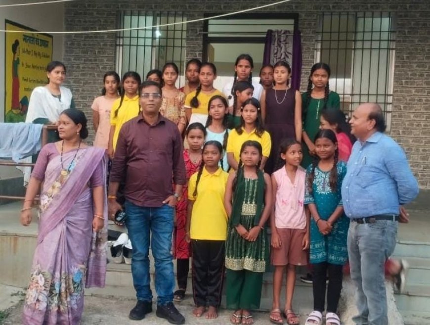 कलेक्टर ने भटगांव के बालक एवं बालिका छात्रावास का आकस्मिक निरीक्षण किया