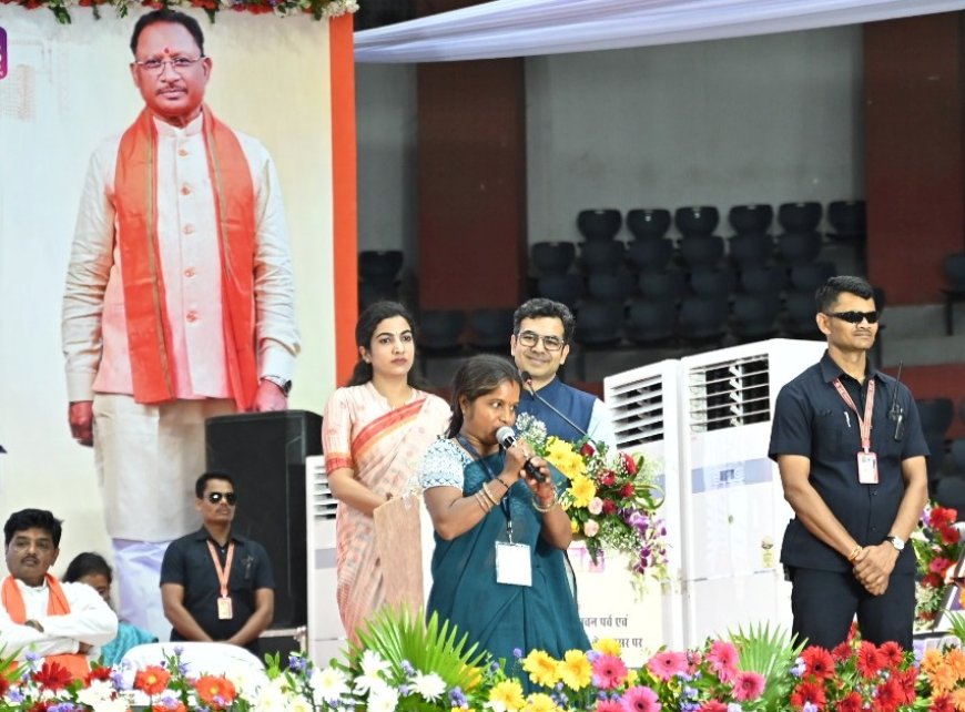 मुख्यमंत्री ने किया दीदी ई-रिक्शा चालक भुनेश्वरी साहू एवं मुख्यमंत्री नोनी बाबू मेधावी शिक्षा सहायता योजना के हितग्राही मनोज साहू से किया संवाद  