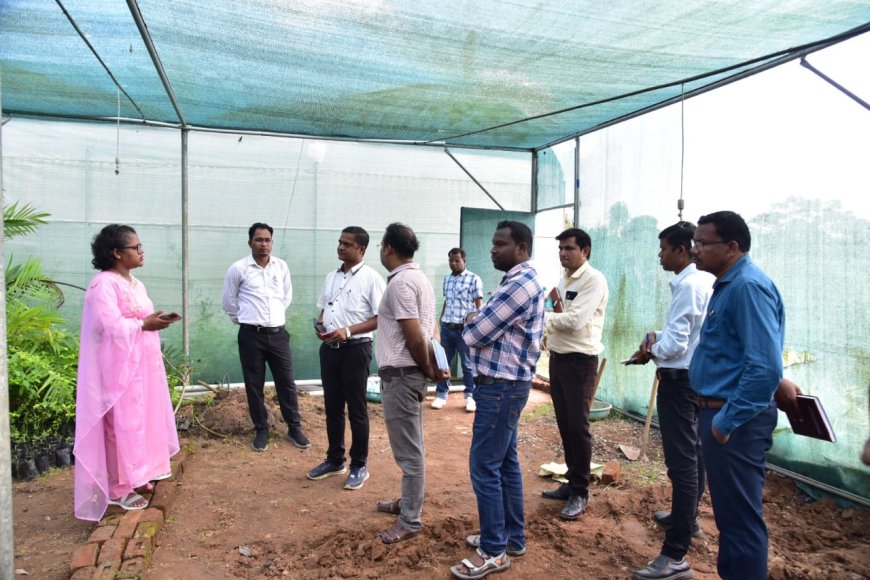 कलेक्टर ने कृषि विज्ञान केंद्र में संचालित गतिविधियों का किया अवलोकन