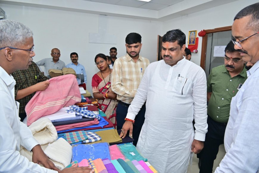 ग्रामोद्योग मंत्री श्री गजेन्द्र यादव ने किया हाथकरघा बुनकर संघ के गोदाम का अवलोकन