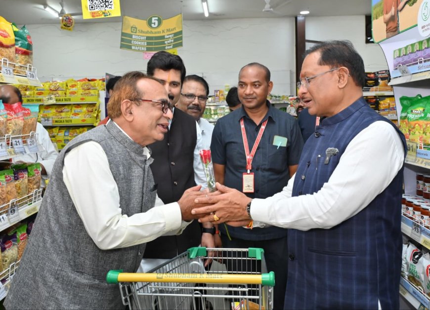 मुख्यमंत्री अचानक पहुंचे मार्ट,ग्राहकों से की मुलाकात,ग्राहक बोले जीएसटी रिफॉर्म्स, बचत क्रांति