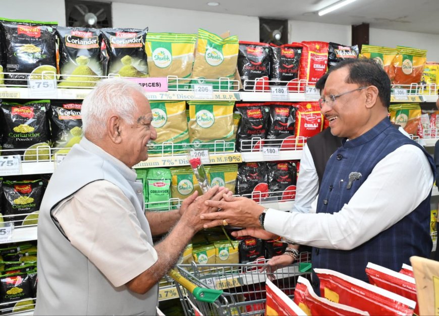 मुख्यमंत्री अचानक पहुंचे मार्ट,ग्राहकों से की मुलाकात,ग्राहक बोले जीएसटी रिफॉर्म्स, बचत क्रांति
