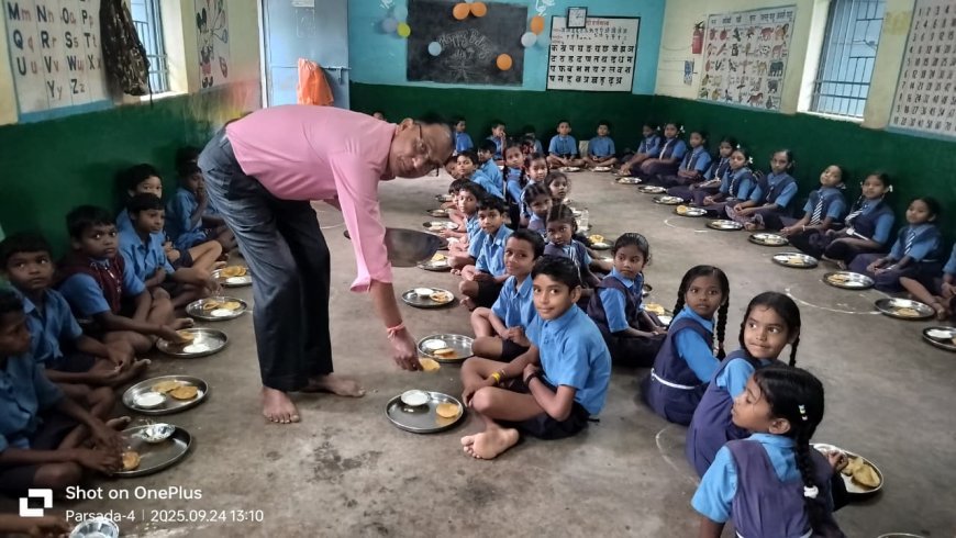 रायपुर : बच्चों के चेहरों पर मुस्कान, कर्मचारियों के जन्मदिन बने यादगार - “प्रोजेक्ट आओ बांटे खुशियां” के तहत शासकीय कर्मचारी बच्चों संग साझा कर रहे खुशियां