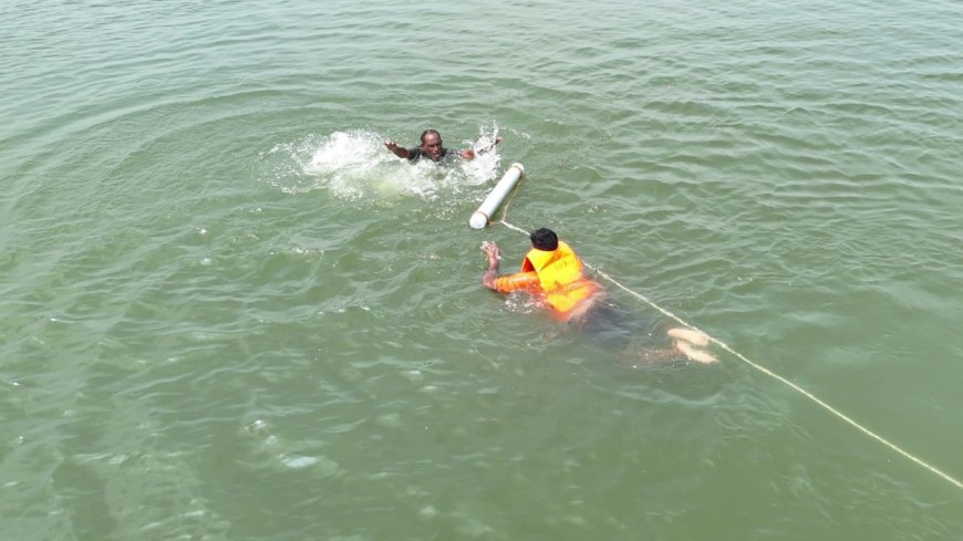 रायपुर : मॉकड्रिल में जीवंत हुआ रेस्क्यू का दृश्य , रात में निसदा बांध के 12 गेट खुले, बचाव-बचाव की आवाज पर टीम मौके पर पहुंची