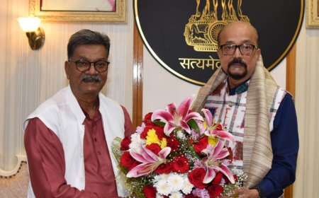 राज्यपाल श्री रमेन डेका से छत्तीसगढ़ विधानसभा के नेता प्रतिपक्ष डॉ. महंत ने सौजन्य भेंट की