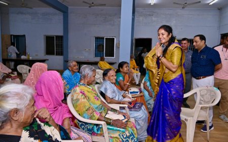 मंत्री श्रीमती लक्ष्मी राजवाड़े ने बुजुर्गों संग मनाई दीवाली