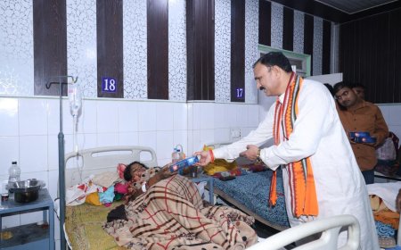 स्वास्थ्य मंत्री श्री श्याम बिहारी जायसवाल ने मरीजों और अस्पताल स्टाफ के साथ मनाई दिवाली, फल और मिठाई किया वितरित