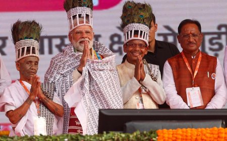 रायपुर : आस्था ने छुआ हृदय : प्रधानमंत्री श्री नरेंद्र मोदी से रामनामी समाज के प्रतिनिधियों की आत्मीय भेंट