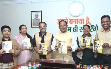 रायपुर : मुख्यमंत्री ने किया श्री शंकर पांडे की पुस्तक 'छत्तीसगढ़ अतीत से अब तक' का विमोचन