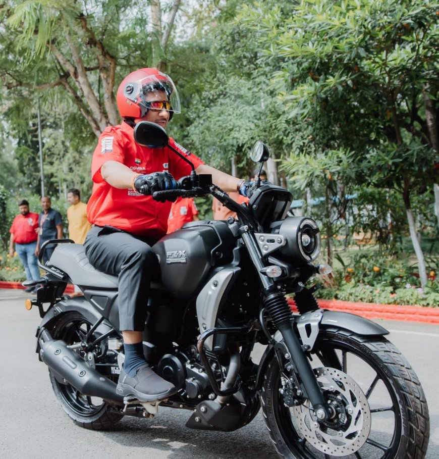 रायपुर : मुख्यमंत्री श्री विष्णुदेव साय ने स्वयं बाइक चलाकर युवाओं को दिया सुरक्षित ड्राइविंग का संदेश