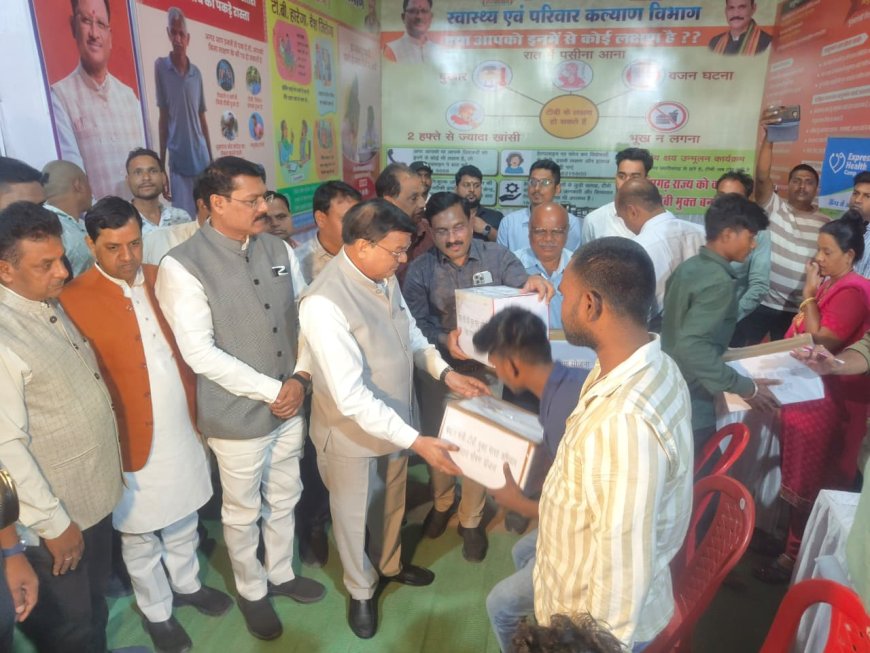रायपुर : राज्योत्सव में मंत्री श्री लखन लाल देवांगन के द्वारा पांच टीबी मरीजों को दिया गया फूड बास्केट