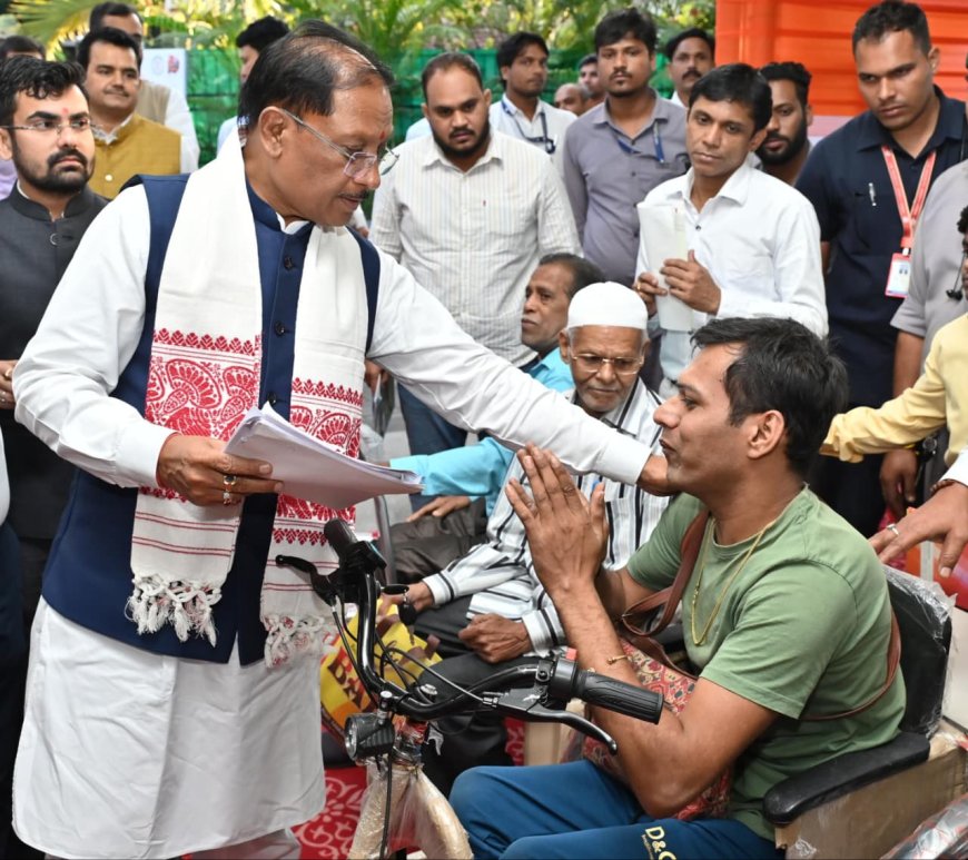 जनदर्शन : मुख्यमंत्री विष्णु देव साय ने आमजन की समस्याएँ सुनीं, मौके पर दिए त्वरित समाधान