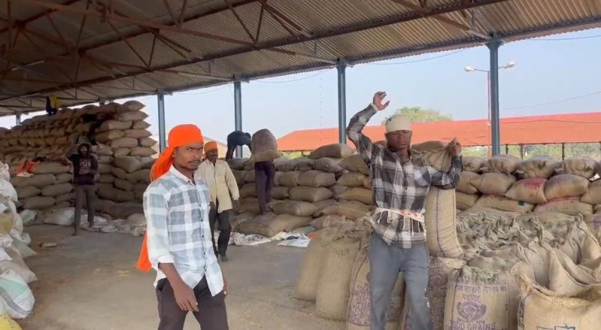 कृषक दिनेश ने आसानी से बेचा अपना धान, खरीदी केन्द्र की बेहतर व्यवस्था पर जताई खुशी  